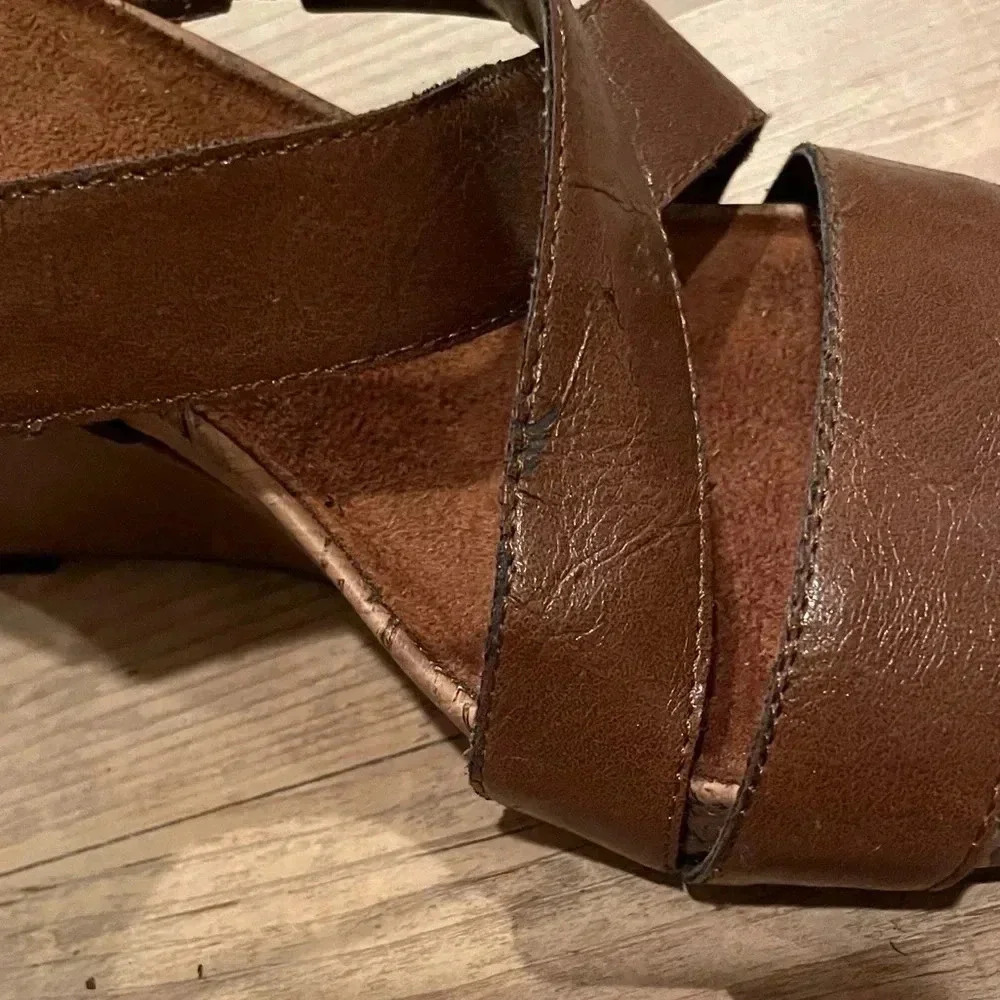 Vintage Aerosoles Size 9 Strappy Sandal side buckle leather suede - Picture 8 of 9